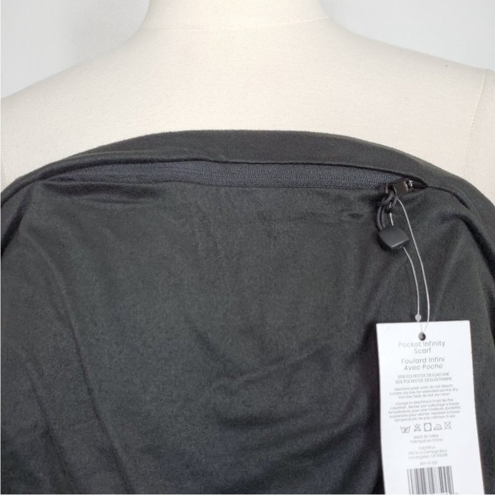 Beyond Yoga Black Soft Pocket Infinity Scarf With Zipper Pocket NEW NWT - Picture 3 of 6